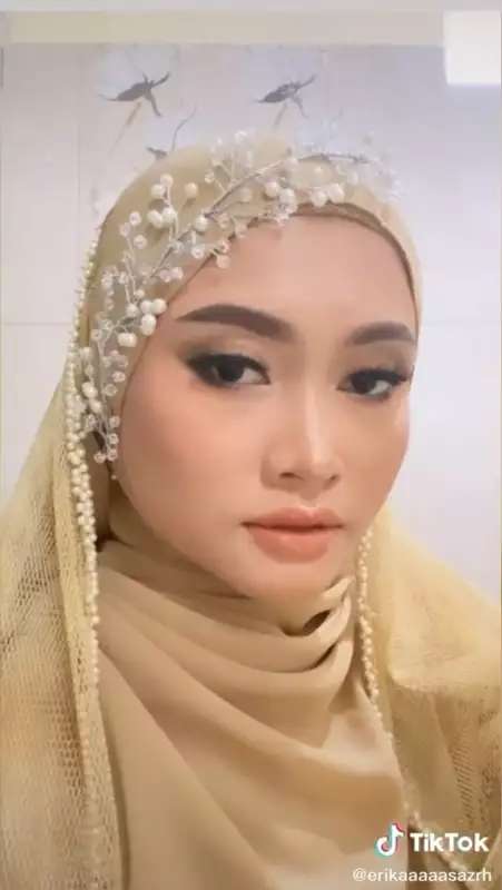 Wanita Ini Pamerkan Makeup Ibunya yang Kerja Jadi MUA Kampung, Hasilnya Ngalahin Profesional