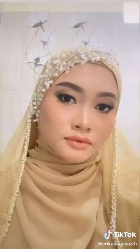 Wanita Ini Pamerkan Makeup Ibunya yang Kerja Jadi MUA Kampung, Hasilnya Ngalahin Profesional