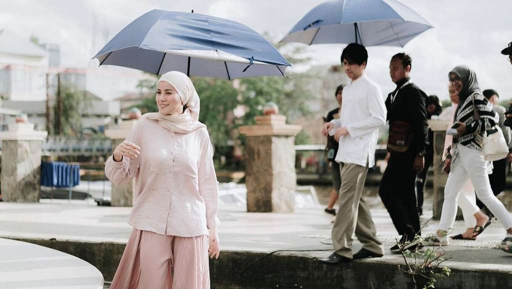 Sederet Gaya Hijab Olla Ramlan yang Jadi Kontroversi, Perlihatkan Area Leher Hingga Tuai Hujatan!