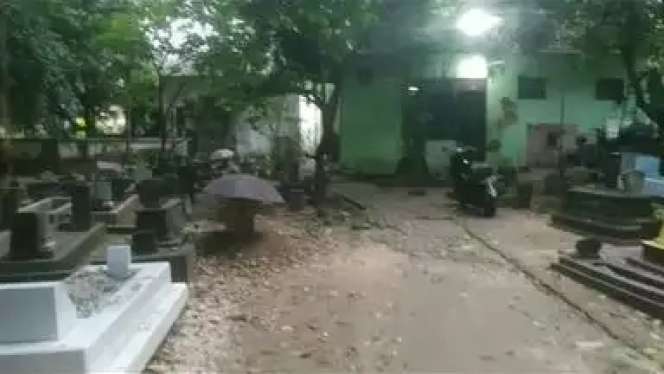 Viral Rumah Gadis di Tengah Makam, Pemandangannya Batu Nisan, Malam Hari Ngeri Banget!