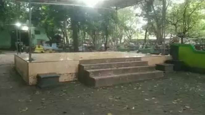 Viral Rumah Gadis di Tengah Makam, Pemandangannya Batu Nisan, Malam Hari Ngeri Banget!