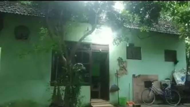 Viral Rumah Gadis di Tengah Makam, Pemandangannya Batu Nisan, Malam Hari Ngeri Banget!