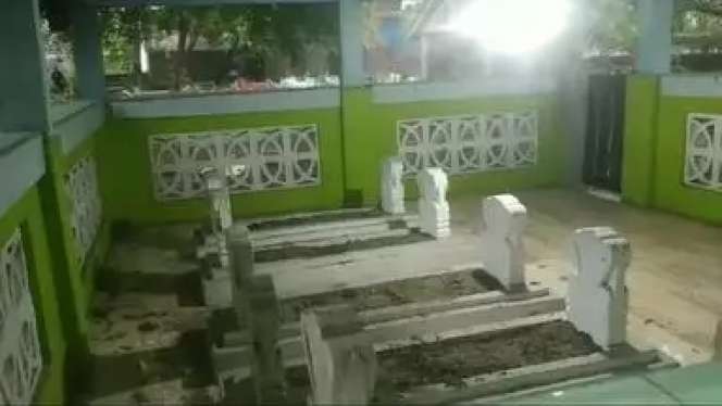Viral Rumah Gadis di Tengah Makam, Pemandangannya Batu Nisan, Malam Hari Ngeri Banget!