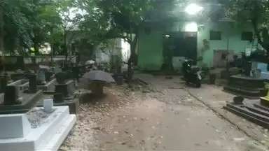 Viral Rumah Gadis di Tengah Makam, Pemandangannya Batu Nisan, Malam Hari Ngeri Banget!