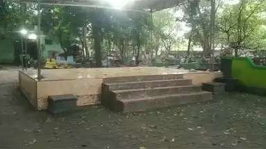 Viral Rumah Gadis di Tengah Makam, Pemandangannya Batu Nisan, Malam Hari Ngeri Banget!