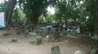 Viral Rumah Gadis di Tengah Makam, Pemandangannya Batu Nisan, Malam Hari Ngeri Banget!