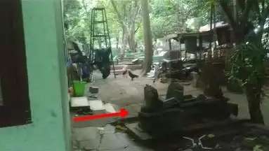 Viral Rumah Gadis di Tengah Makam, Pemandangannya Batu Nisan, Malam Hari Ngeri Banget!