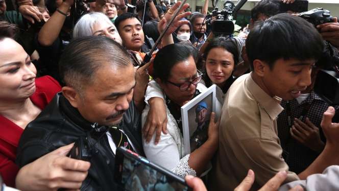 FOTO: Sambil Memeluk Foto Sang Anak, Ibu Brigadir J Nangis Histeris Dengar Ferdy Sambo Dihukum Mati