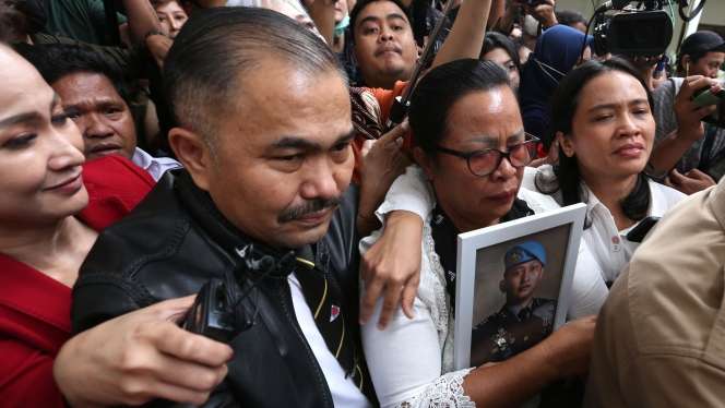 FOTO: Sambil Memeluk Foto Sang Anak, Ibu Brigadir J Nangis Histeris Dengar Ferdy Sambo Dihukum Mati