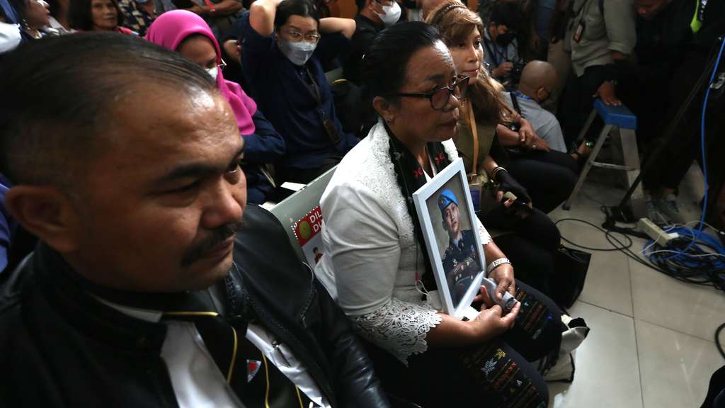 FOTO: Sambil Memeluk Foto Sang Anak, Ibu Brigadir J Nangis Histeris Dengar Ferdy Sambo Dihukum Mati