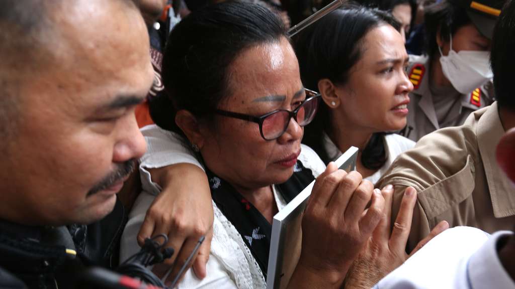 FOTO: Sambil Memeluk Foto Sang Anak, Ibu Brigadir J Nangis Histeris Dengar Ferdy Sambo Dihukum Mati