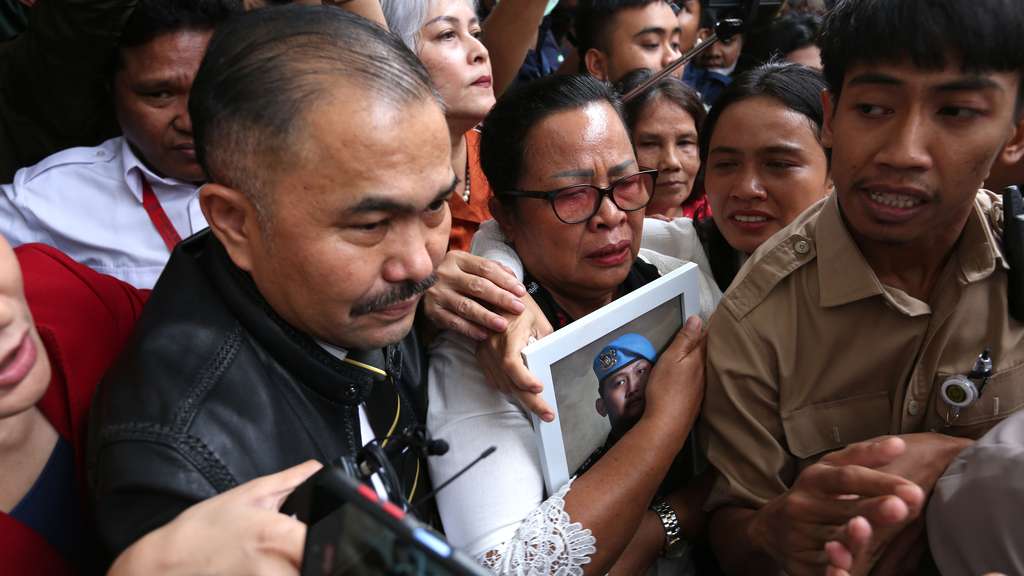 FOTO: Sambil Memeluk Foto Sang Anak, Ibu Brigadir J Nangis Histeris Dengar Ferdy Sambo Dihukum Mati