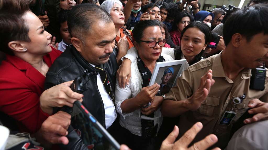 FOTO: Sambil Memeluk Foto Sang Anak, Ibu Brigadir J Nangis Histeris Dengar Ferdy Sambo Dihukum Mati