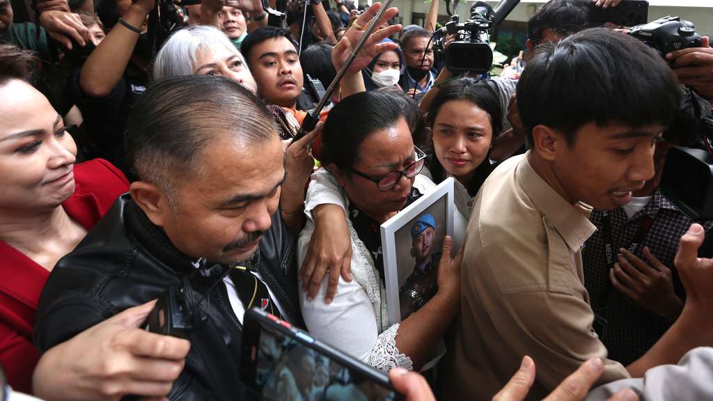 FOTO: Sambil Memeluk Foto Sang Anak, Ibu Brigadir J Nangis Histeris Dengar Ferdy Sambo Dihukum Mati