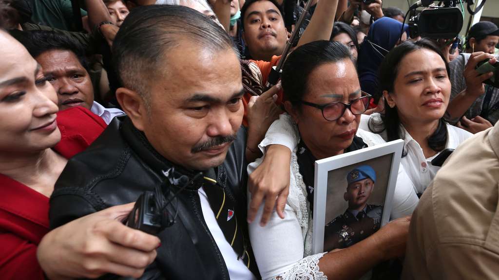 FOTO: Sambil Memeluk Foto Sang Anak, Ibu Brigadir J Nangis Histeris Dengar Ferdy Sambo Dihukum Mati