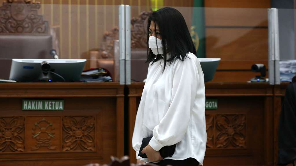 FOTO: Divonis 20 Tahun Penjara, Putri Candrawathi Tertunduk Lesu