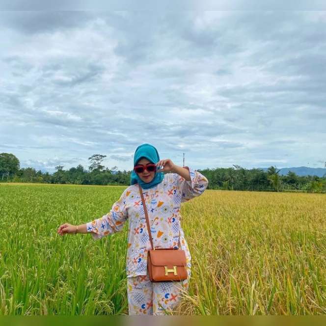 7 Potret Cantiknya Shelvie Hana, Istri Daus Mini yang Gugat Cerai Usai Diselingkuhi