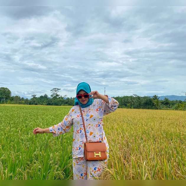 7 Potret Cantiknya Shelvie Hana, Istri Daus Mini yang Gugat Cerai Usai Diselingkuhi