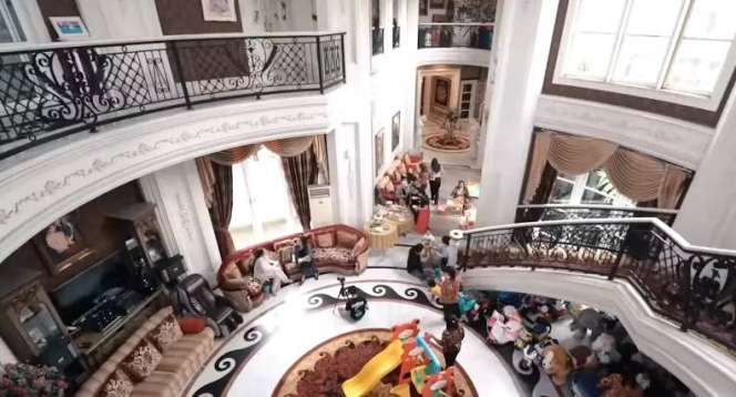 Mirip Disneyland, Potret Rumah Monica Soraya yang Adopsi 13 Anak