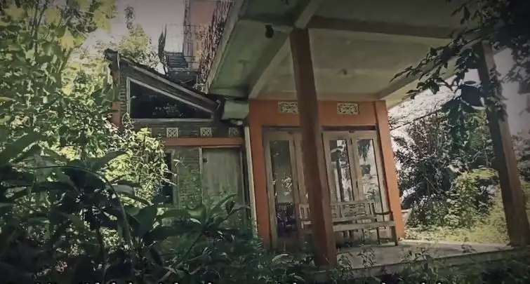 8 Penampakan Vila Mewah Terbengkalai di Atas Bukit, Pemandangan Super Indah Tapi Seram!