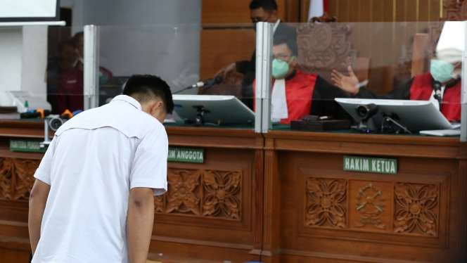 Foto-Foto Richard Elizer Menangis Dengar Vonis Penjara 1,5 Tahun