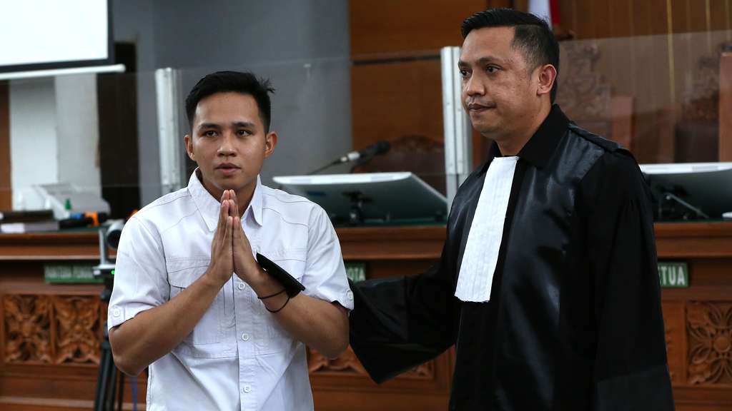 Foto-Foto Richard Elizer Menangis Dengar Vonis Penjara 1,5 Tahun