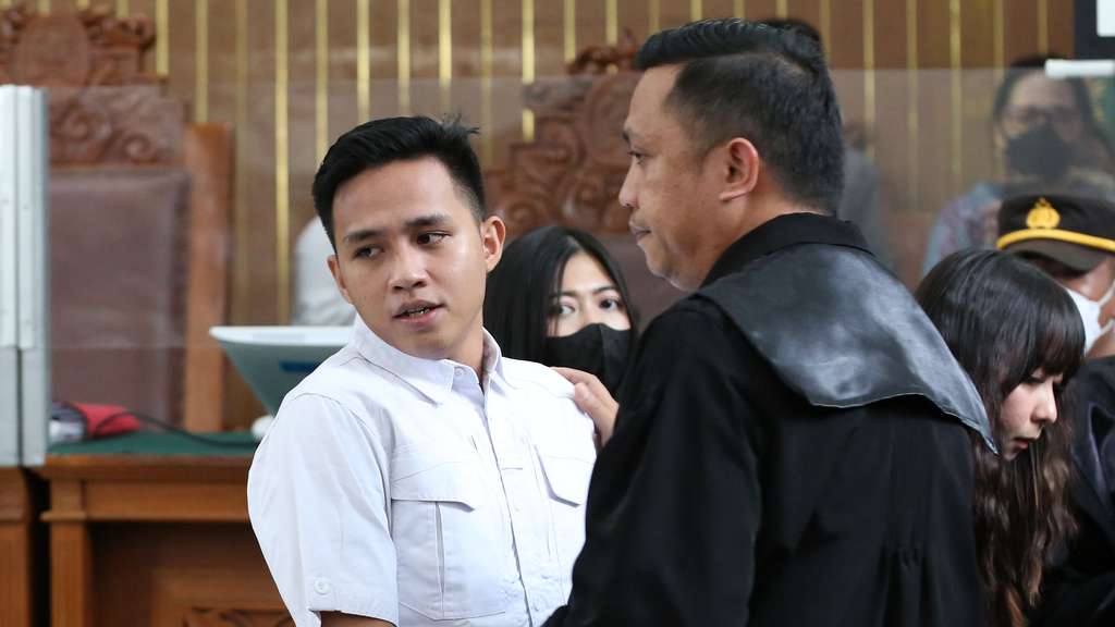 Foto-Foto Richard Elizer Menangis Dengar Vonis Penjara 1,5 Tahun