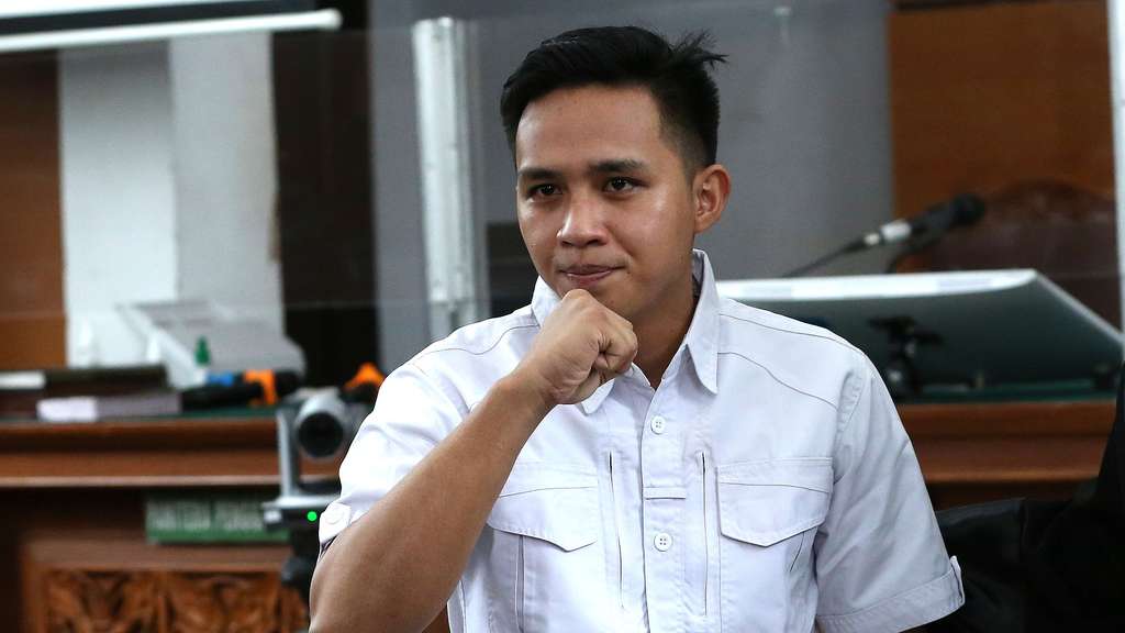 Foto-Foto Richard Elizer Menangis Dengar Vonis Penjara 1,5 Tahun