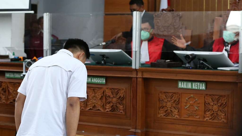 Foto-Foto Richard Elizer Menangis Dengar Vonis Penjara 1,5 Tahun