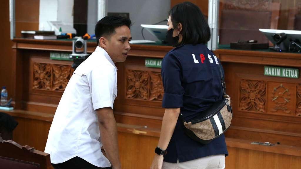 Foto-Foto Richard Elizer Menangis Dengar Vonis Penjara 1,5 Tahun