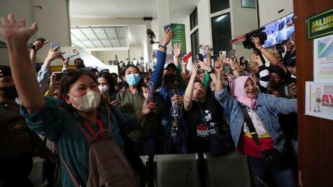 Kegembiraan Simpatisan Richard Eliezer Usai Hakim Vonis 1 Tahun 6 Bulan Penjara