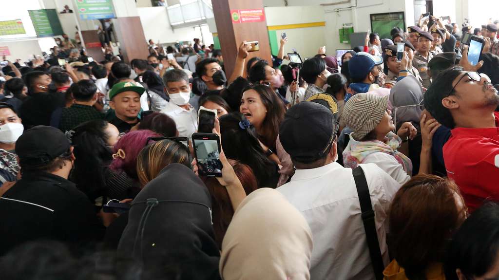 Kegembiraan Simpatisan Richard Eliezer Usai Hakim Vonis 1 Tahun 6 Bulan Penjara