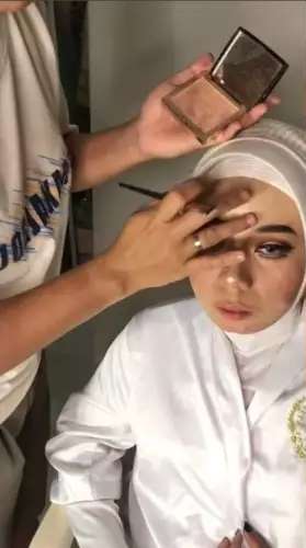Pengantin dengan Bekas Jerawat Semuka Dirias MUA Ala Barbie, Lihat Hasilnya Bikin Syok!