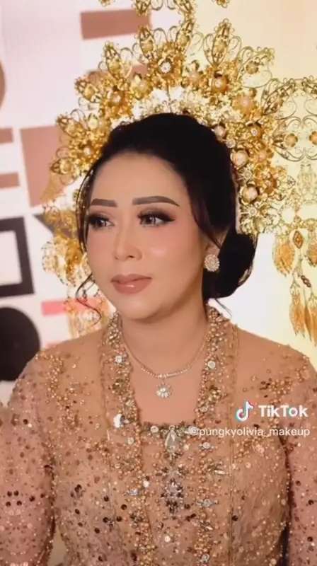 Viral Wanita Plek Ketiplek Soimah Dirias Jadi Pengantin Adat Minang, Hasilnya Malah Mirip Artis Lain