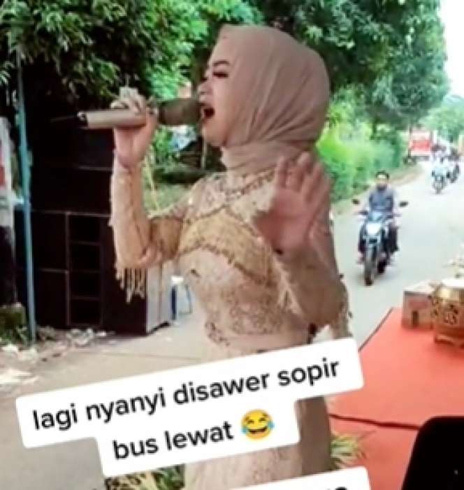 Viral Aksi Biduan Nyanyi di Hajatan Pinggir Jalan, Malah Disawer `Drive Thru` Sopir Bus yang Lewat