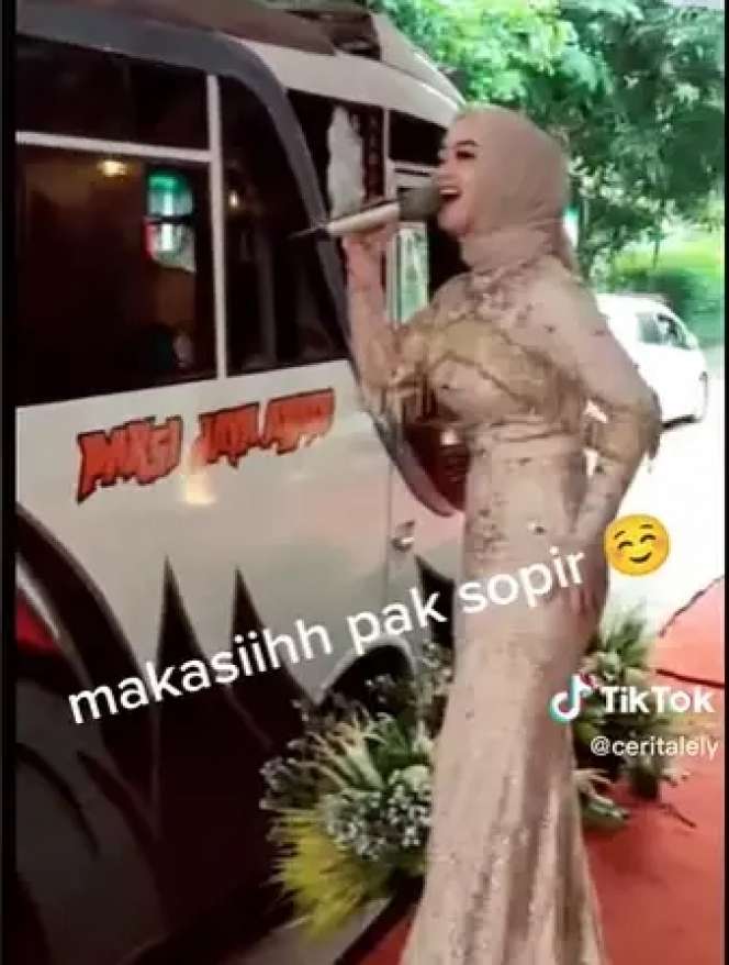 Viral Aksi Biduan Nyanyi di Hajatan Pinggir Jalan, Malah Disawer `Drive Thru` Sopir Bus yang Lewat