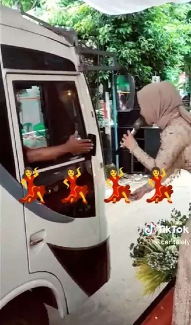 Viral Aksi Biduan Nyanyi di Hajatan Pinggir Jalan, Malah Disawer `Drive Thru` Sopir Bus yang Lewat