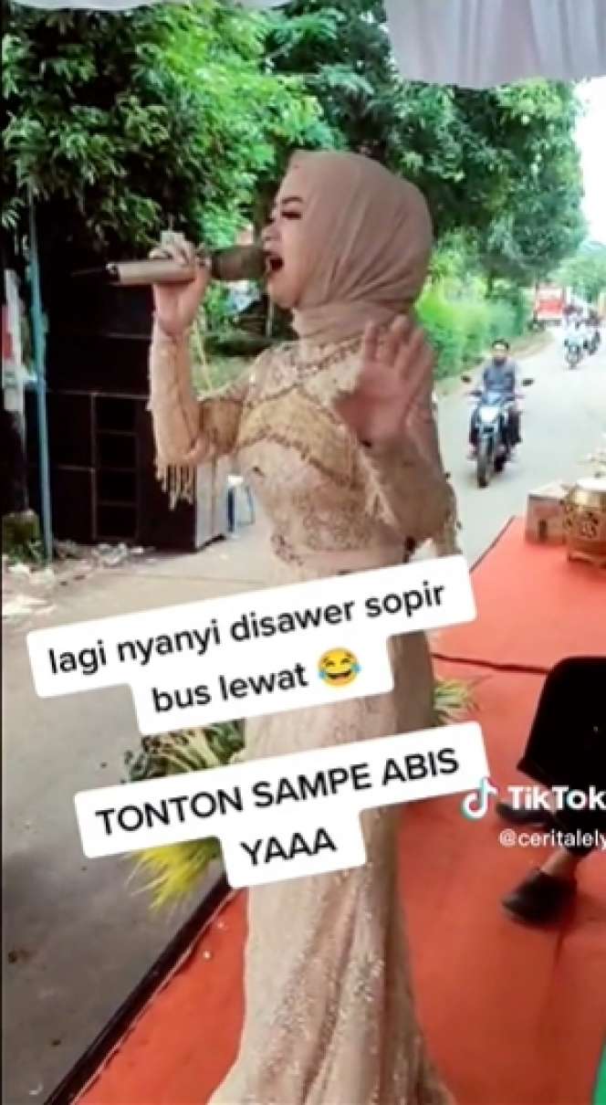 Viral Aksi Biduan Nyanyi di Hajatan Pinggir Jalan, Malah Disawer `Drive Thru` Sopir Bus yang Lewat