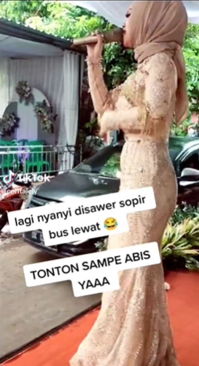 Viral Aksi Biduan Nyanyi di Hajatan Pinggir Jalan, Malah Disawer `Drive Thru` Sopir Bus yang Lewat
