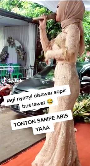 Viral Aksi Biduan Nyanyi di Hajatan Pinggir Jalan, Malah Disawer `Drive Thru` Sopir Bus yang Lewat