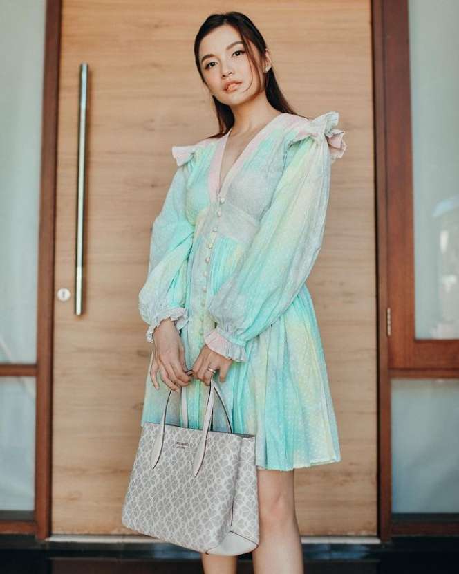 Sederet Seleb Cantik yang Berpose di Depan Pintu Rumah, Hasilnya Bikin Kagum!