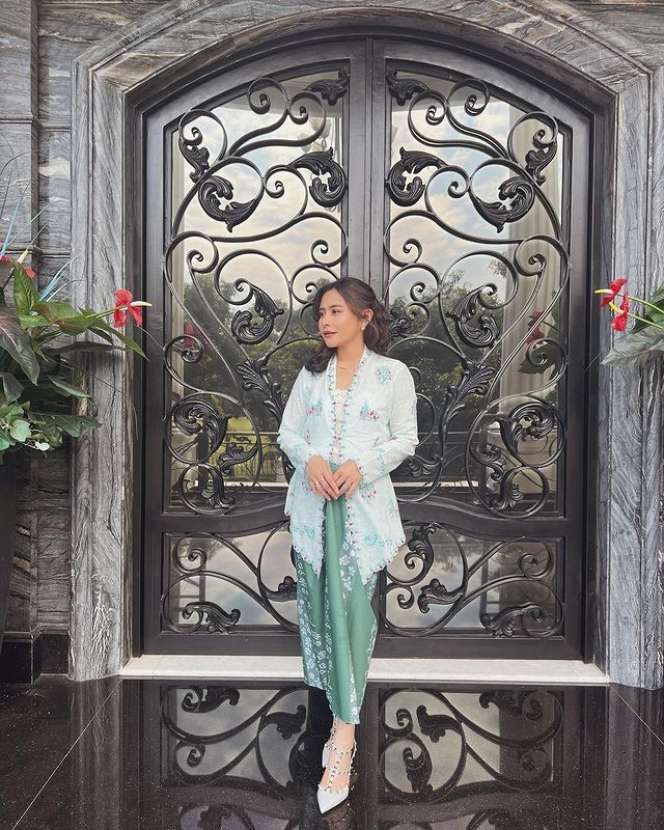 Sederet Seleb Cantik yang Berpose di Depan Pintu Rumah, Hasilnya Bikin Kagum!