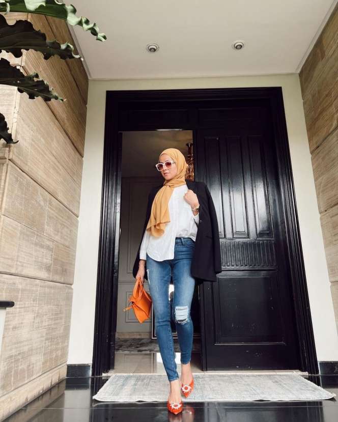 Sederet Seleb Cantik yang Berpose di Depan Pintu Rumah, Hasilnya Bikin Kagum!
