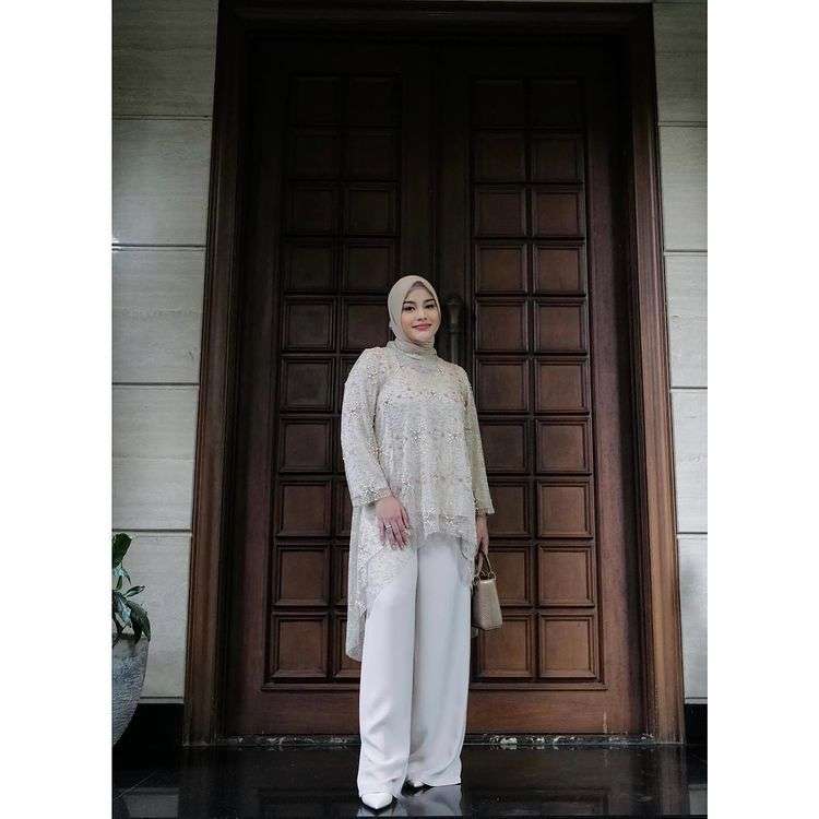 Sederet Seleb Cantik yang Berpose di Depan Pintu Rumah, Hasilnya Bikin Kagum!