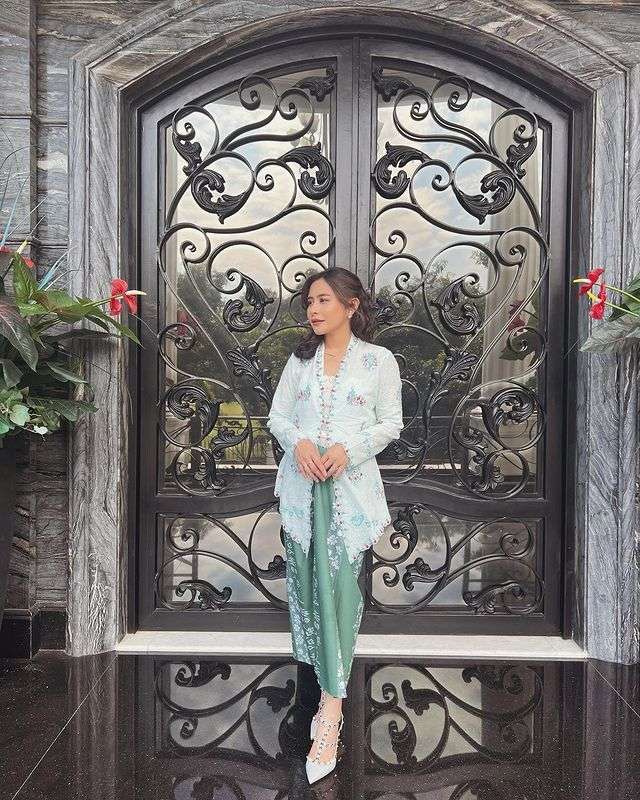 Sederet Seleb Cantik yang Berpose di Depan Pintu Rumah, Hasilnya Bikin Kagum!