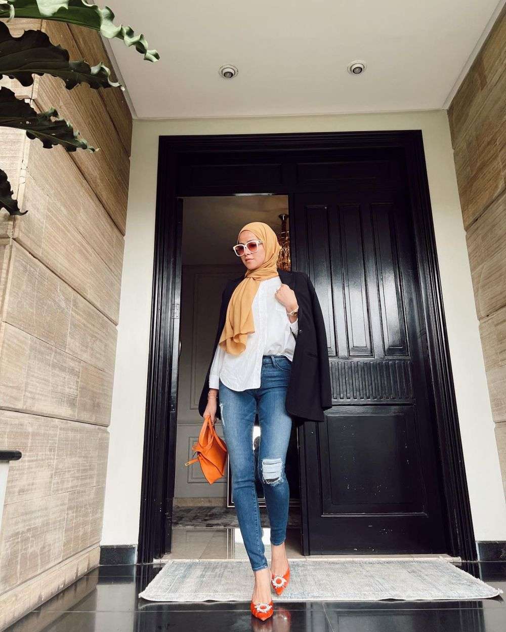 Sederet Seleb Cantik yang Berpose di Depan Pintu Rumah, Hasilnya Bikin Kagum!