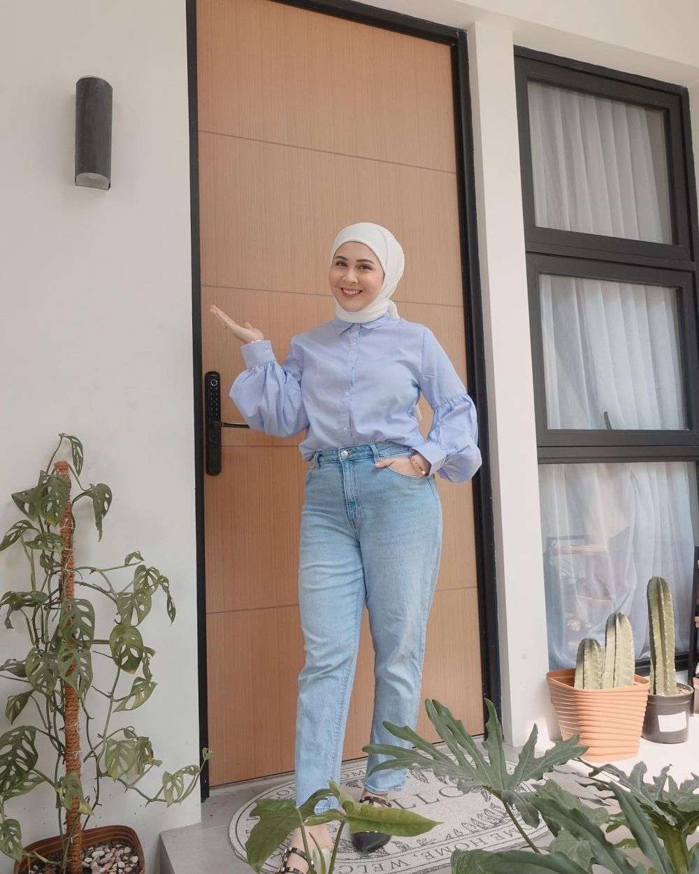 Sederet Seleb Cantik yang Berpose di Depan Pintu Rumah, Hasilnya Bikin Kagum!