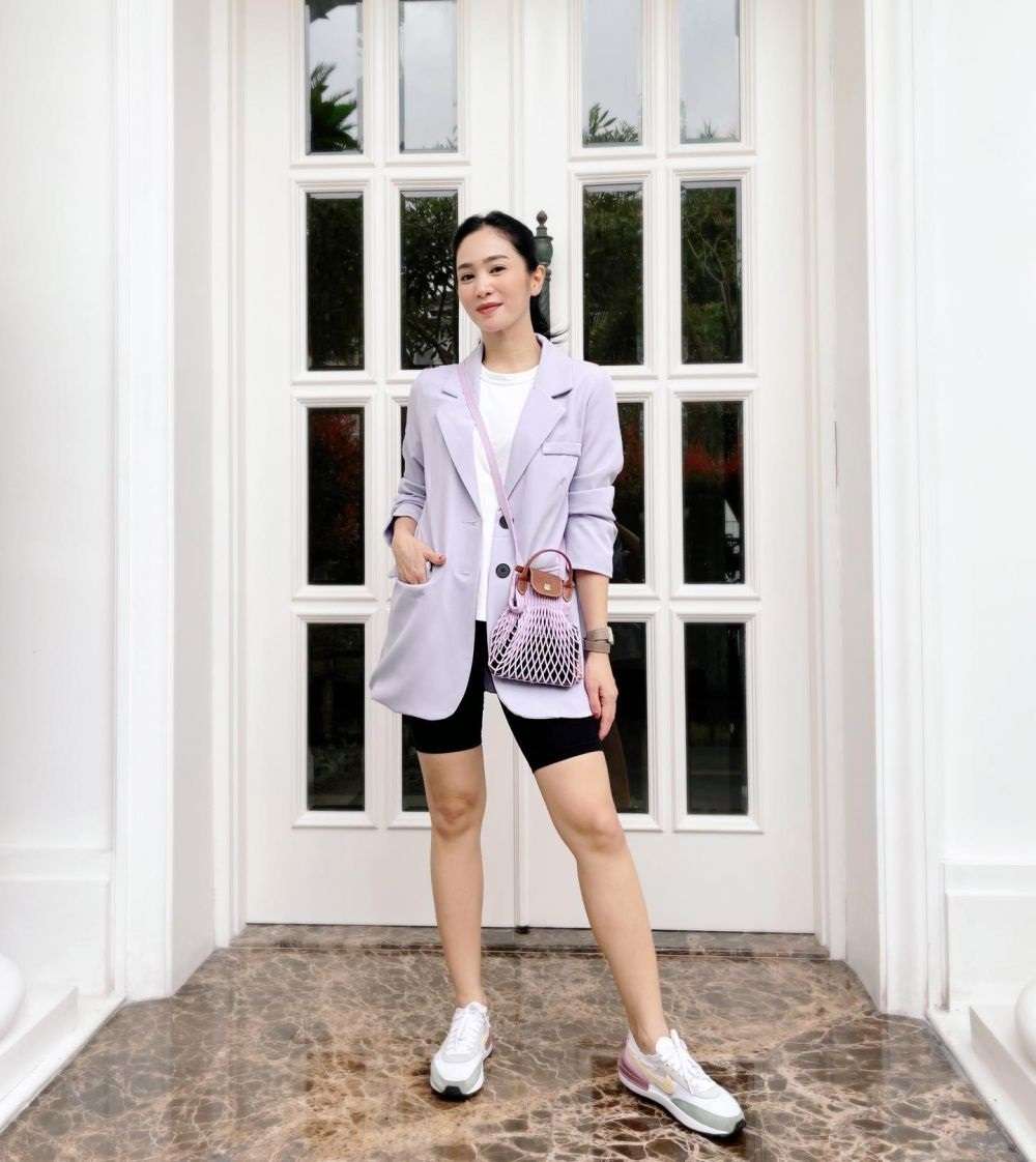 Sederet Seleb Cantik yang Berpose di Depan Pintu Rumah, Hasilnya Bikin Kagum!