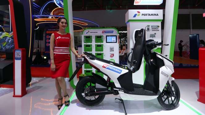 Potret SPG Mobil Beradu Cantik di IIMS 2023, Gajinya Ada yang Sampai Puluhan Juta
