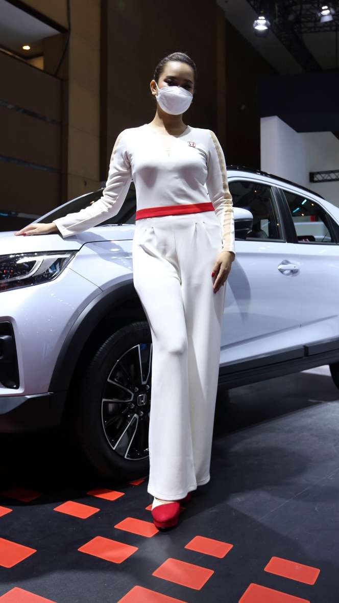 Potret SPG Mobil Beradu Cantik di IIMS 2023, Gajinya Ada yang Sampai Puluhan Juta